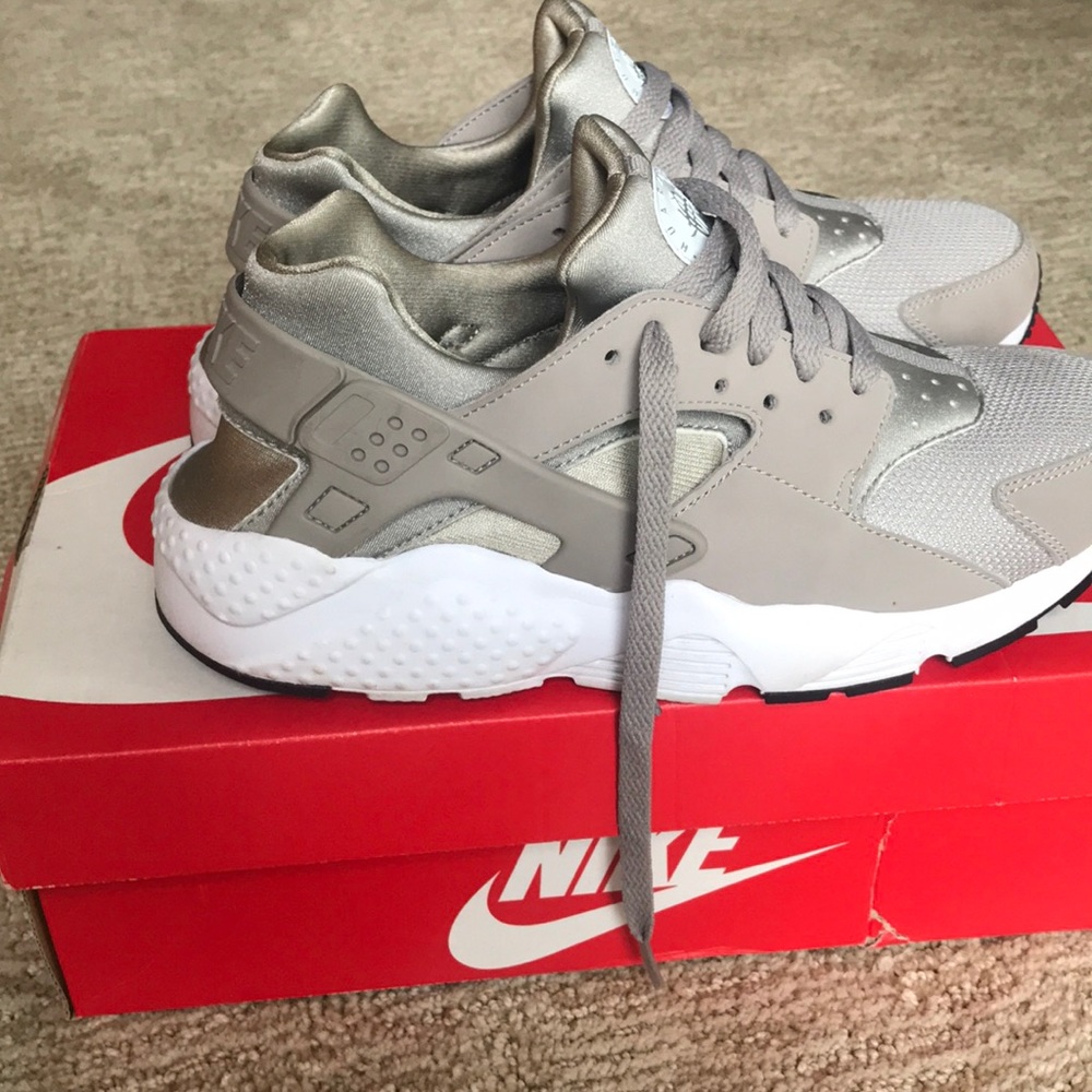 Light grey huaraches, size 7Y
